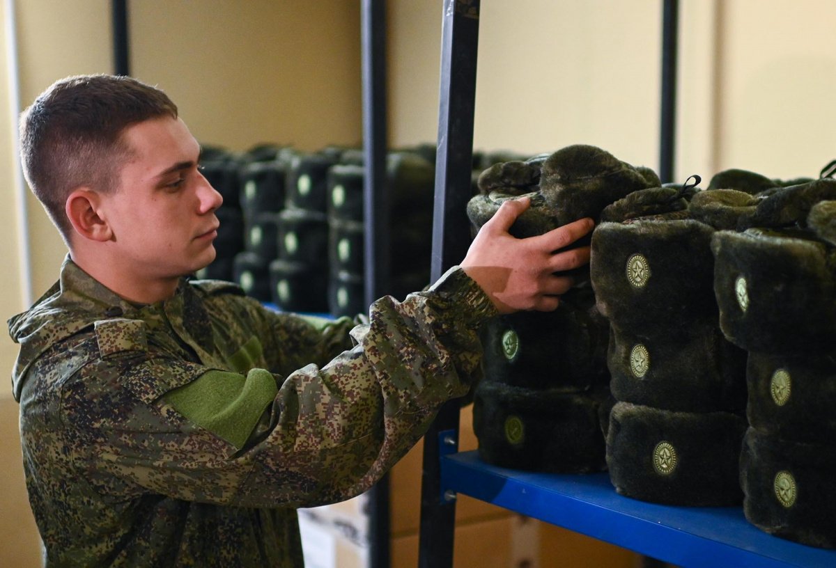 Когда военнослужащий, заключивший контракт, получает обмундирование?  Объясняем.рф