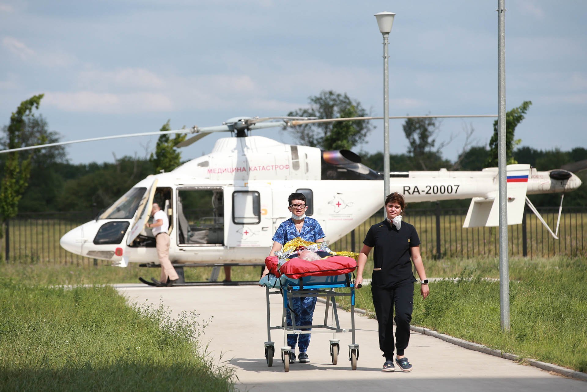 Транспортировка пациента из вертолета санитарной авиации