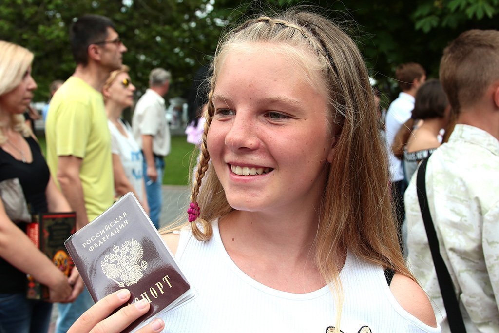 Девочка с паспортом