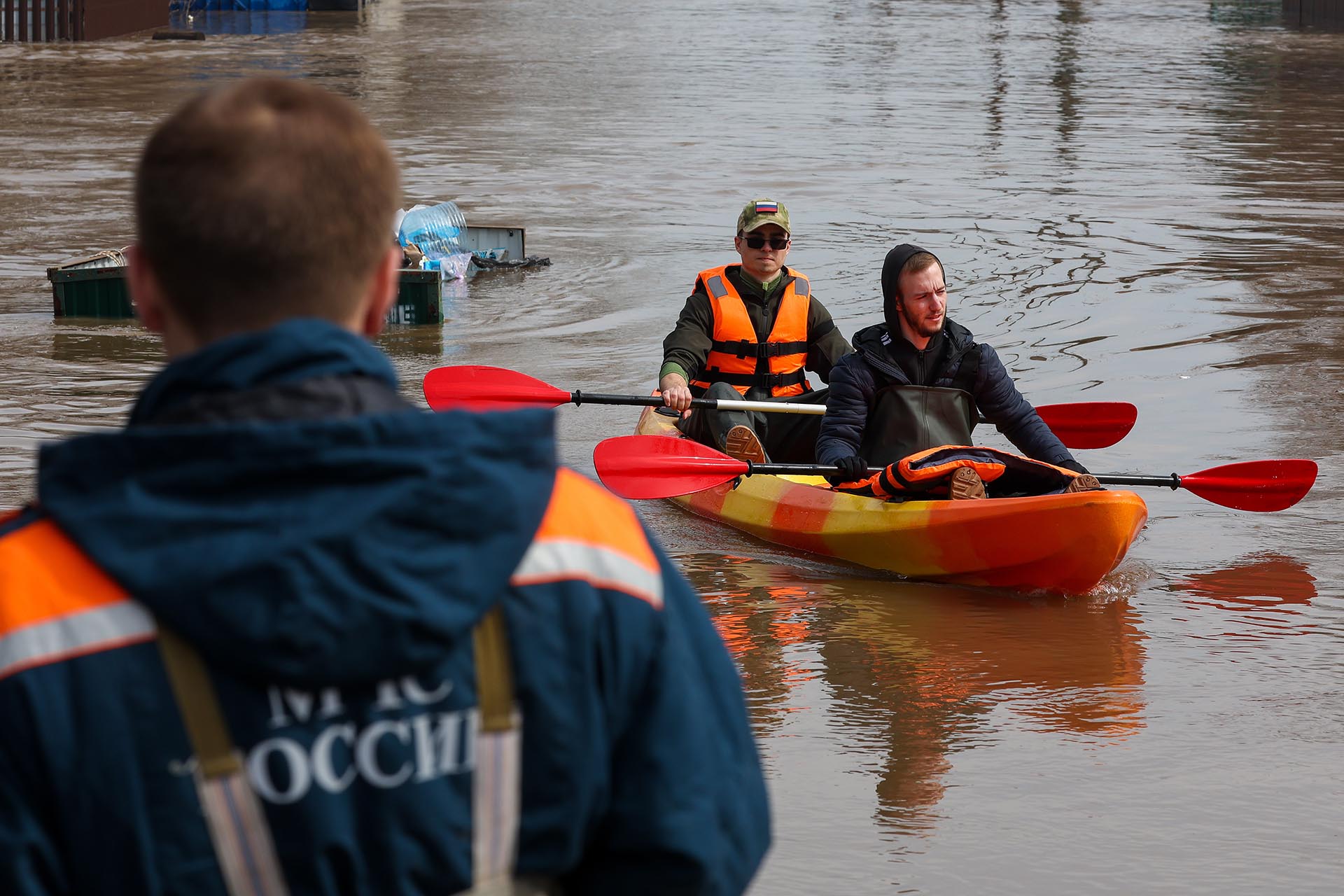 Спасатели эвакуируют пострадавших на лодке из зоны затопления