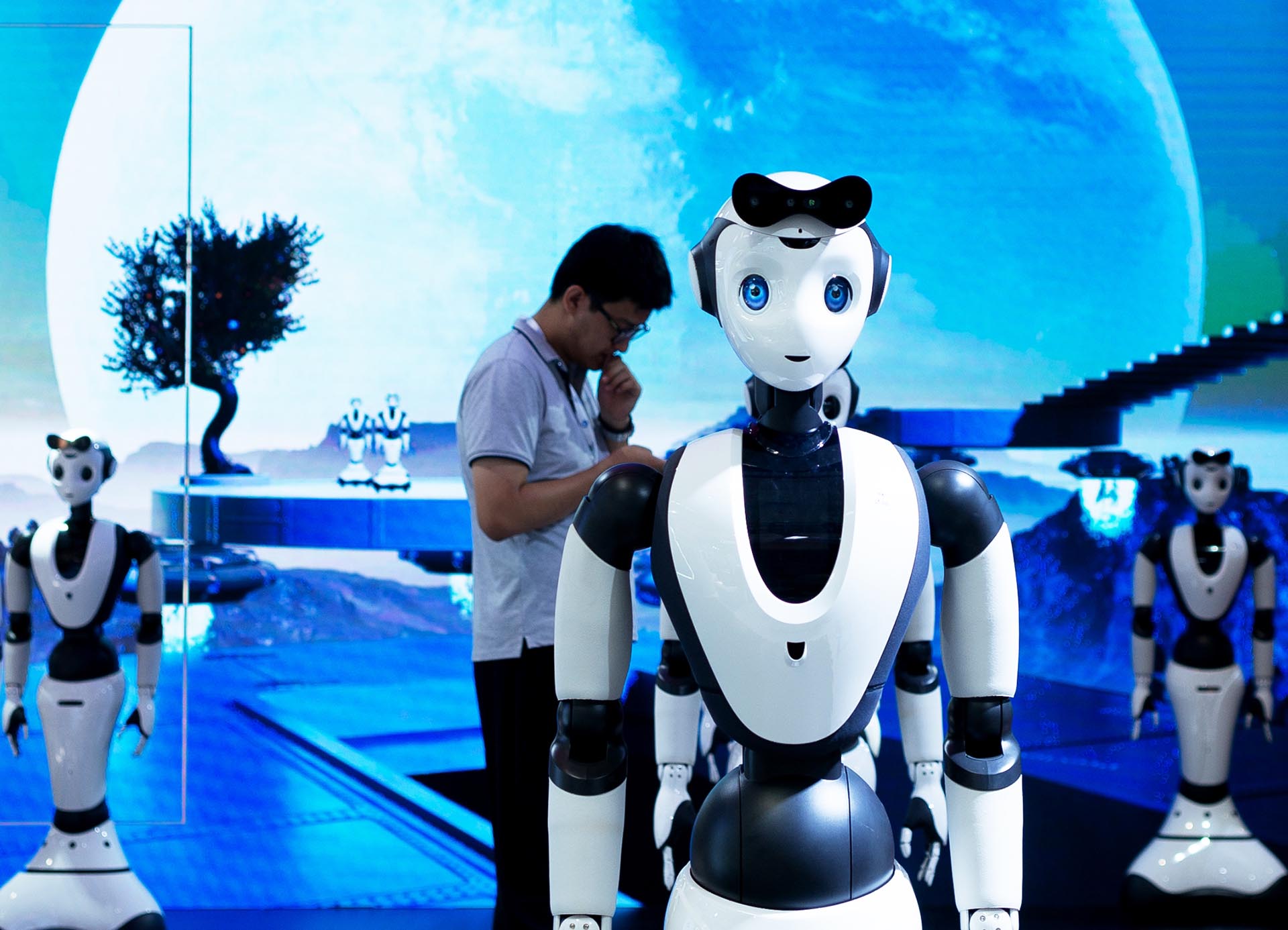 Робот с ИИ на выставке