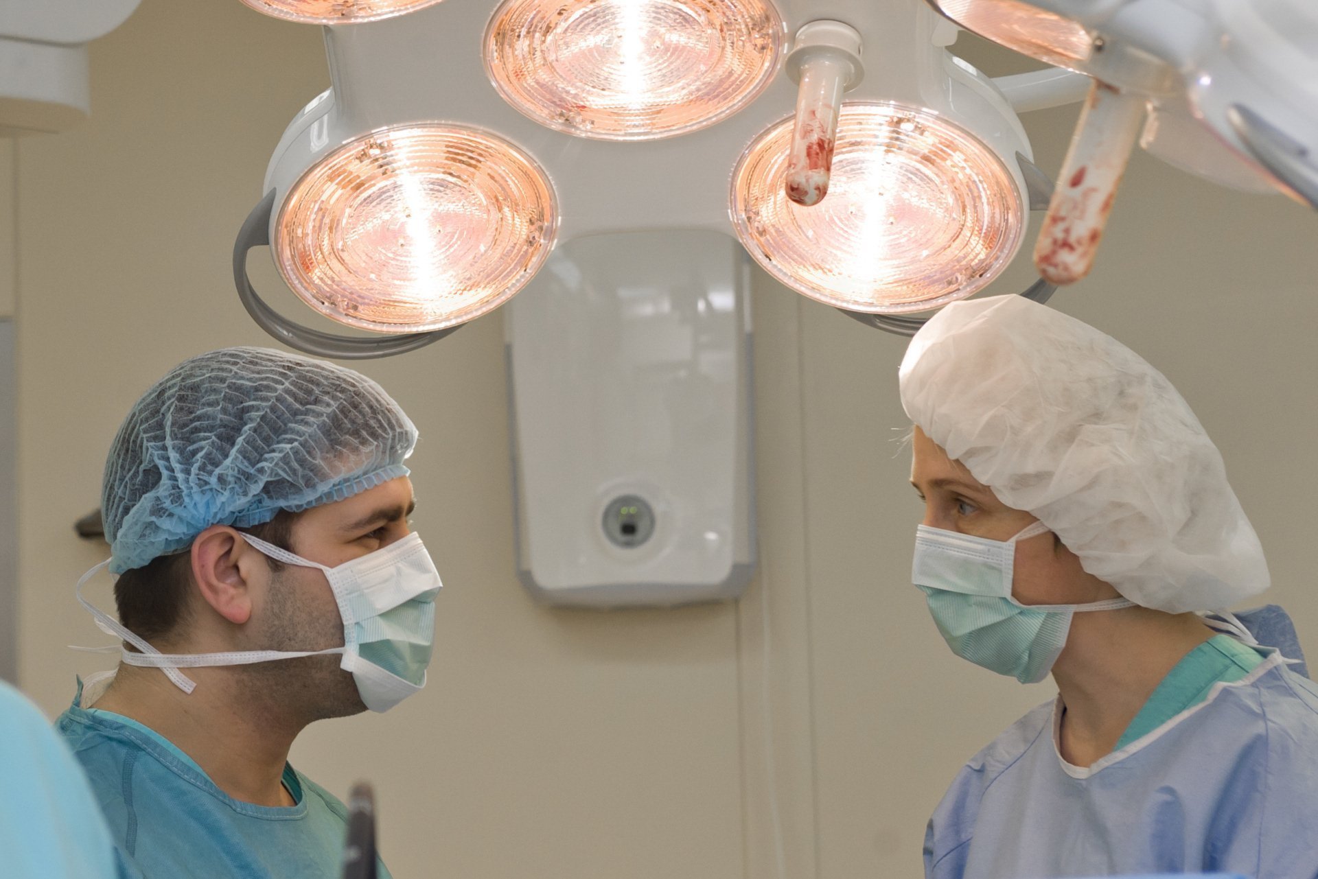 Хирурги проводят операцию по шунтированию сердца