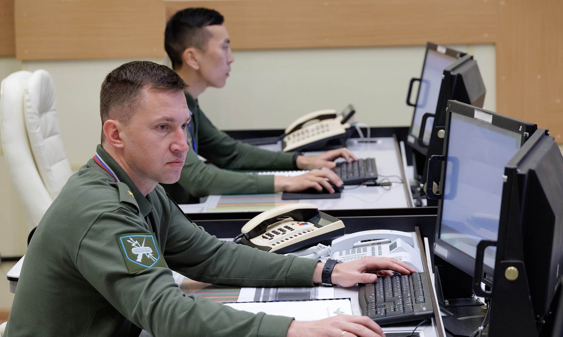 Военные во время работы за компьютерами 