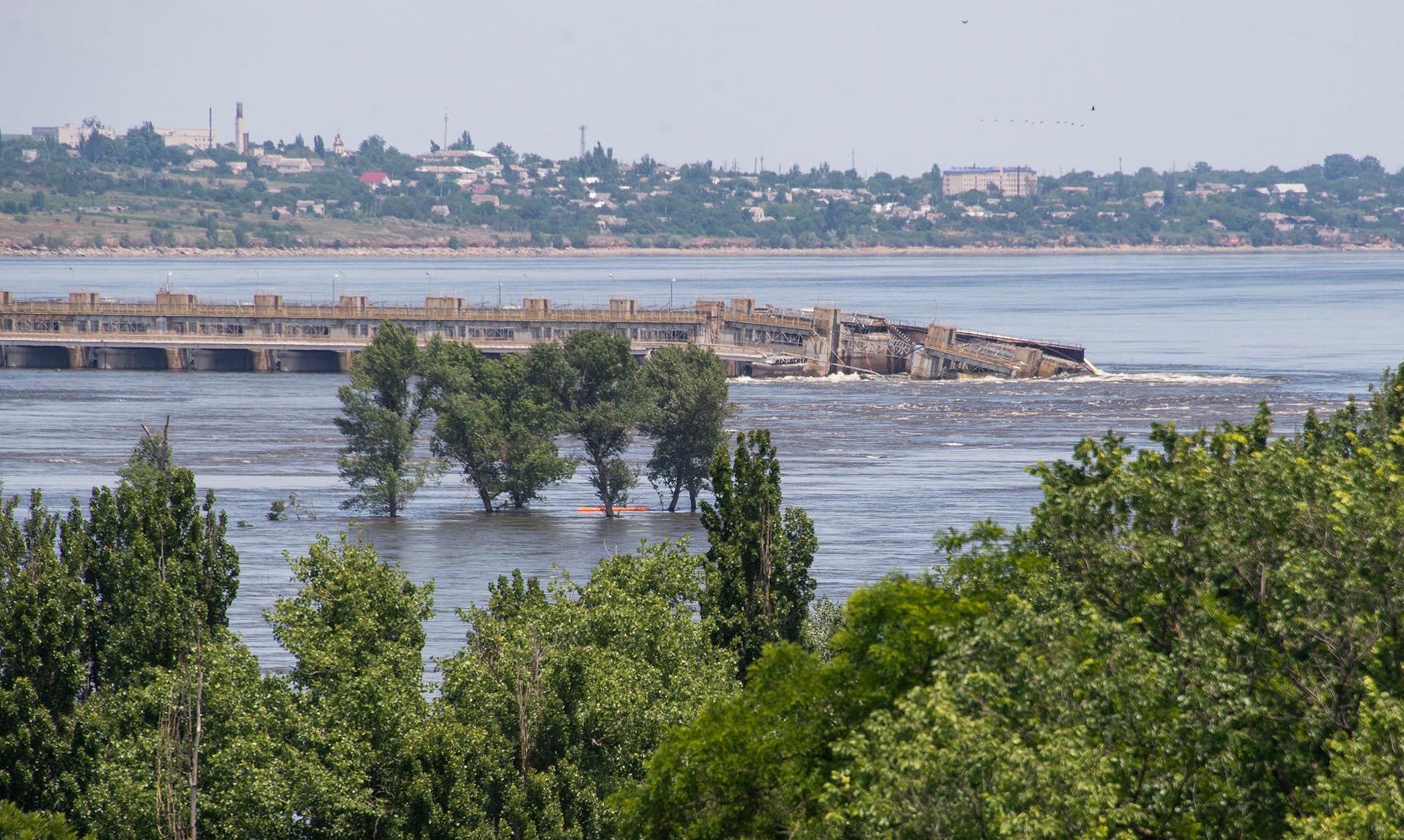 Разрушенная плотина Каховской ГЭС