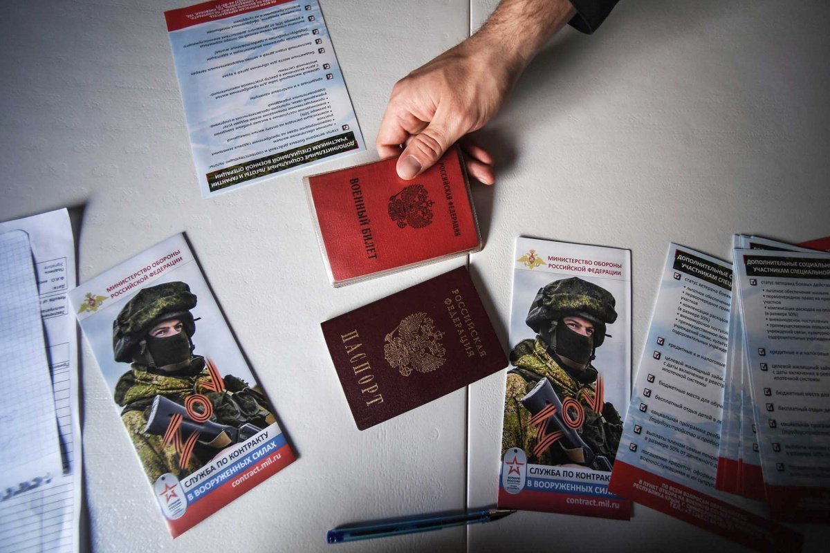 Паспорт РФ, военный билет и информационные буклеты на мобильном пункте отбора на военную службу по контракту