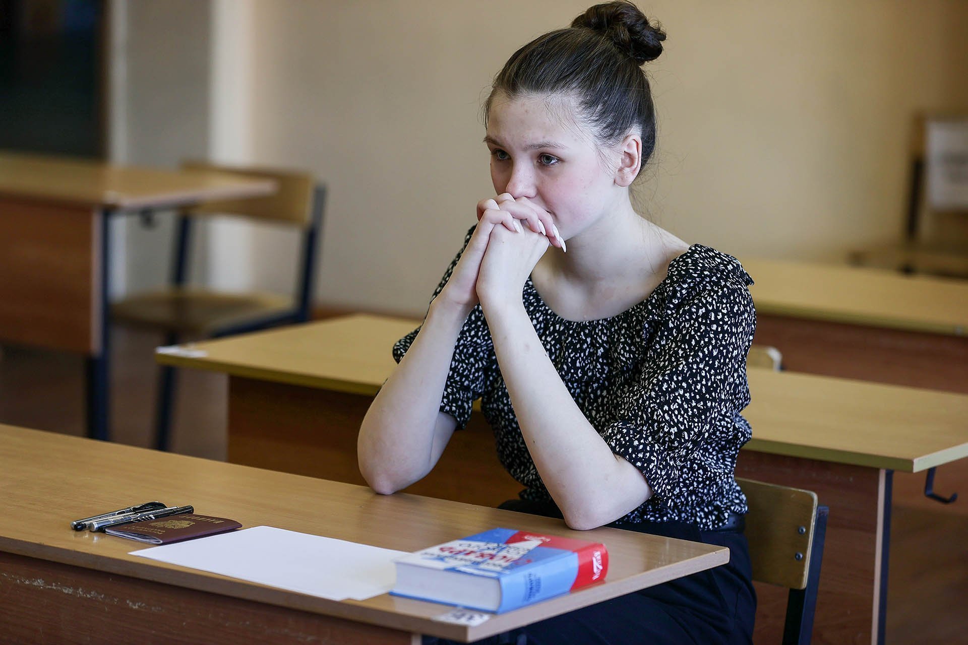 Ученица за партой перед экзаменом