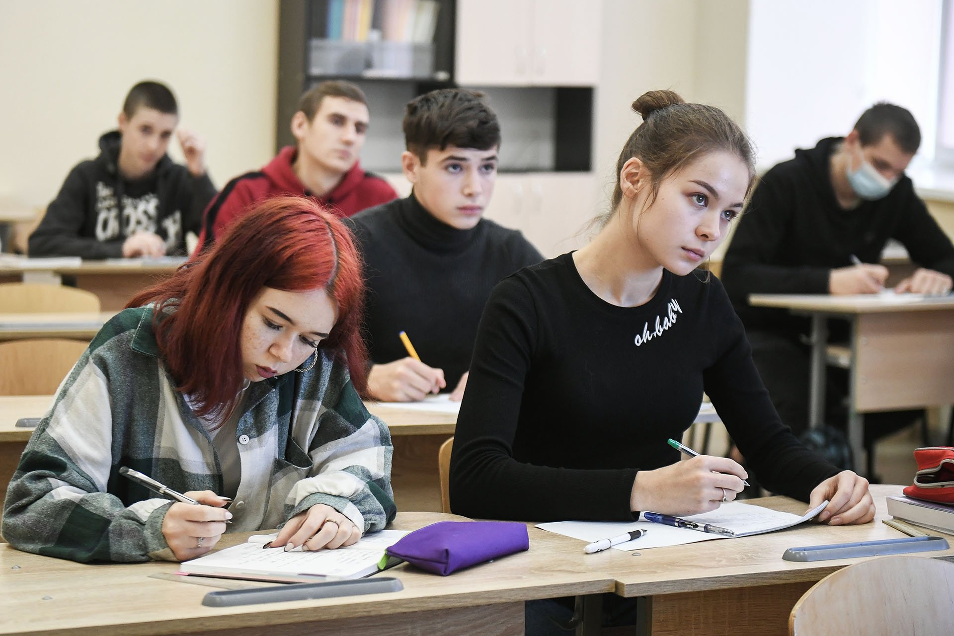 Contest school. Пробный ЕГЭ. Международная естественнонаучная олимпиада юниоров (IJSO). Республиканская олимпиада по истории. Фото ученики в школе обсуждают.