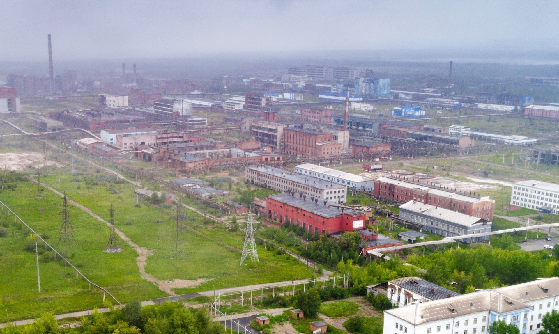 Вид на здание бывшего химического комбината "Усольехимпром" в Усолье-Сибирском