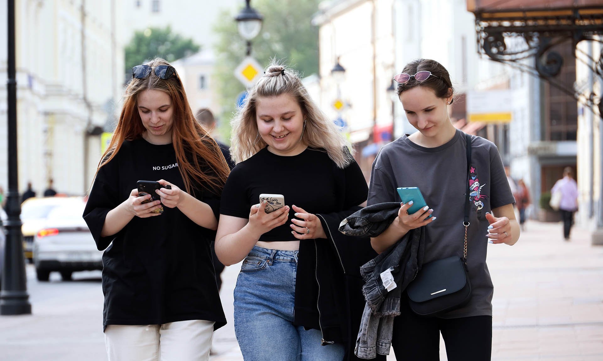 Горожанки со смартфонами на одной из улиц