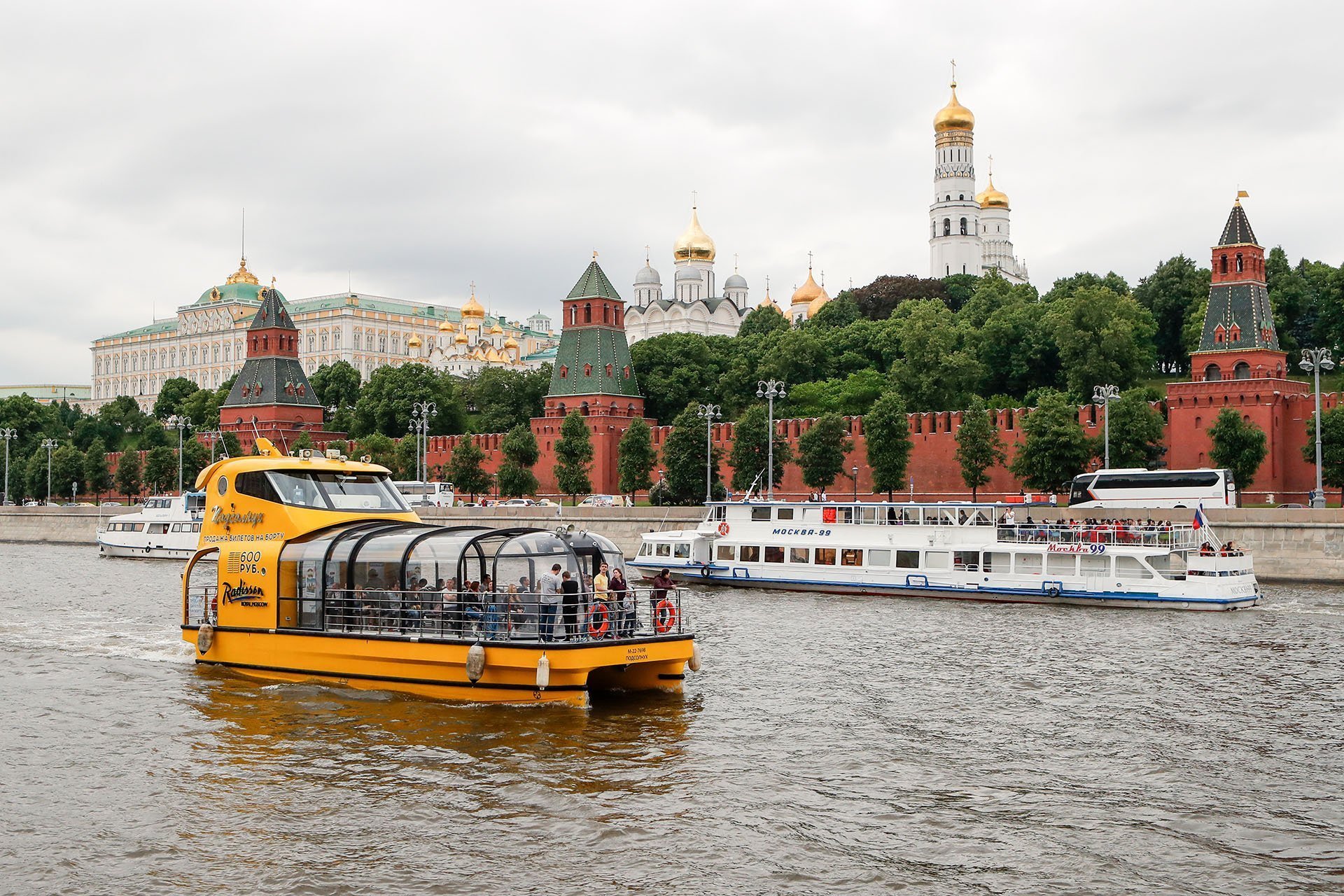 Речные трамвайчики работают. Речной трамвайчик Рэдиссон. Москва река Речной трамвайчик. Речные трамвайчики вмосква. Флотилия Рэдиссон речные трамвайчики.