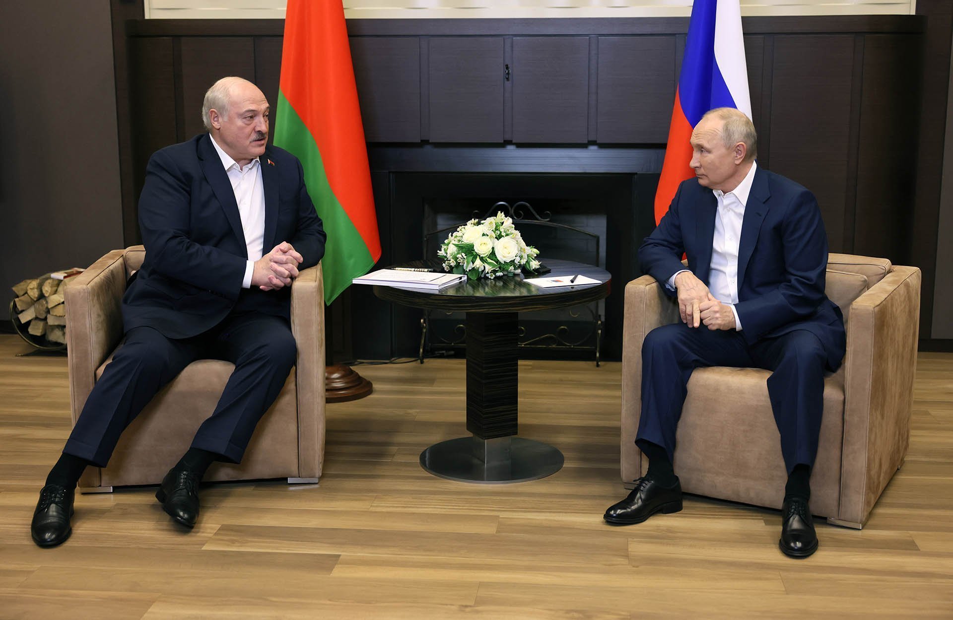 Президент РФ Владимир Путин и президент Белоруссии Александр Лукашенко во время встречи.