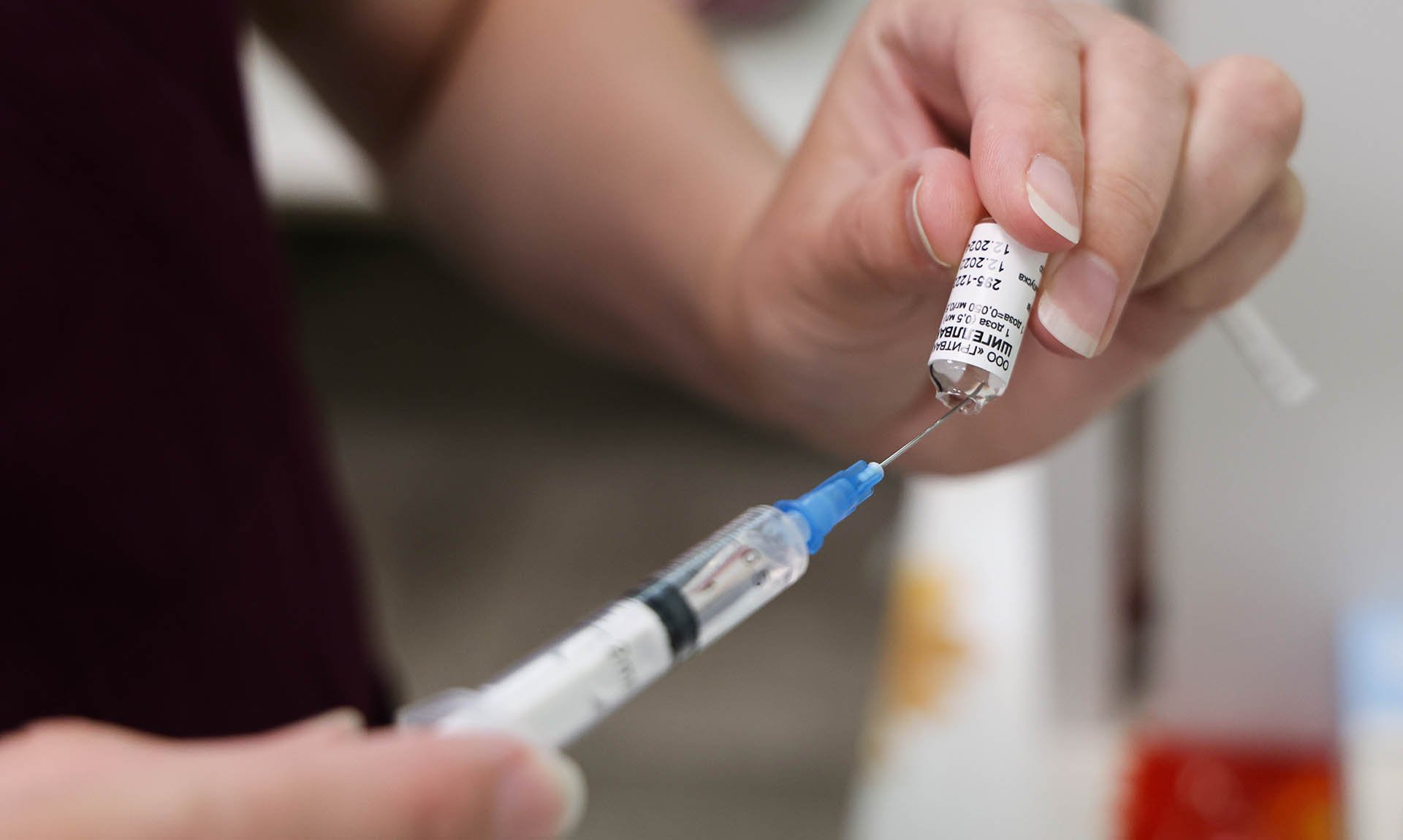 Шприц с вакциной во время профилактической вакцинации 