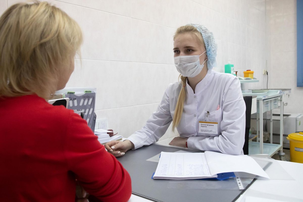 Роспотребнадзор: у пациентов не наблюдается тяжелого течения варианта коронавируса «пирола»