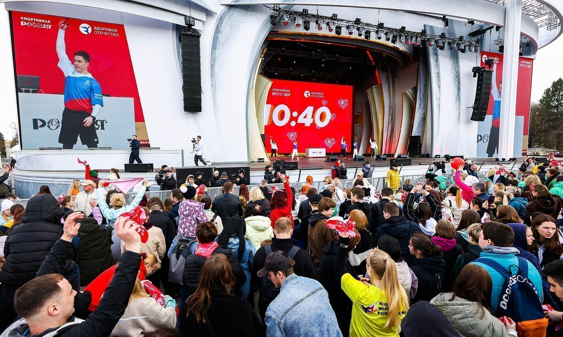 Зарядка на Главной уличной сцене в рамках открытия спортивной программы на выставке-форуме "Россия"