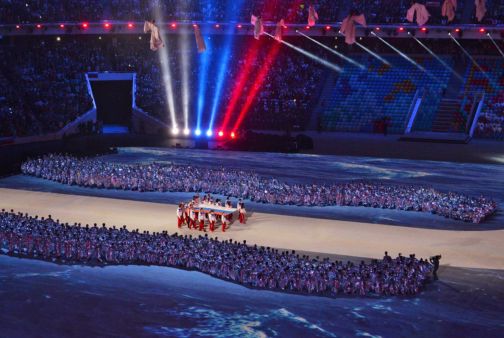 Вынос российского флага во время церемонии закрытия XXII зимних Олимпийских игр в Сочи