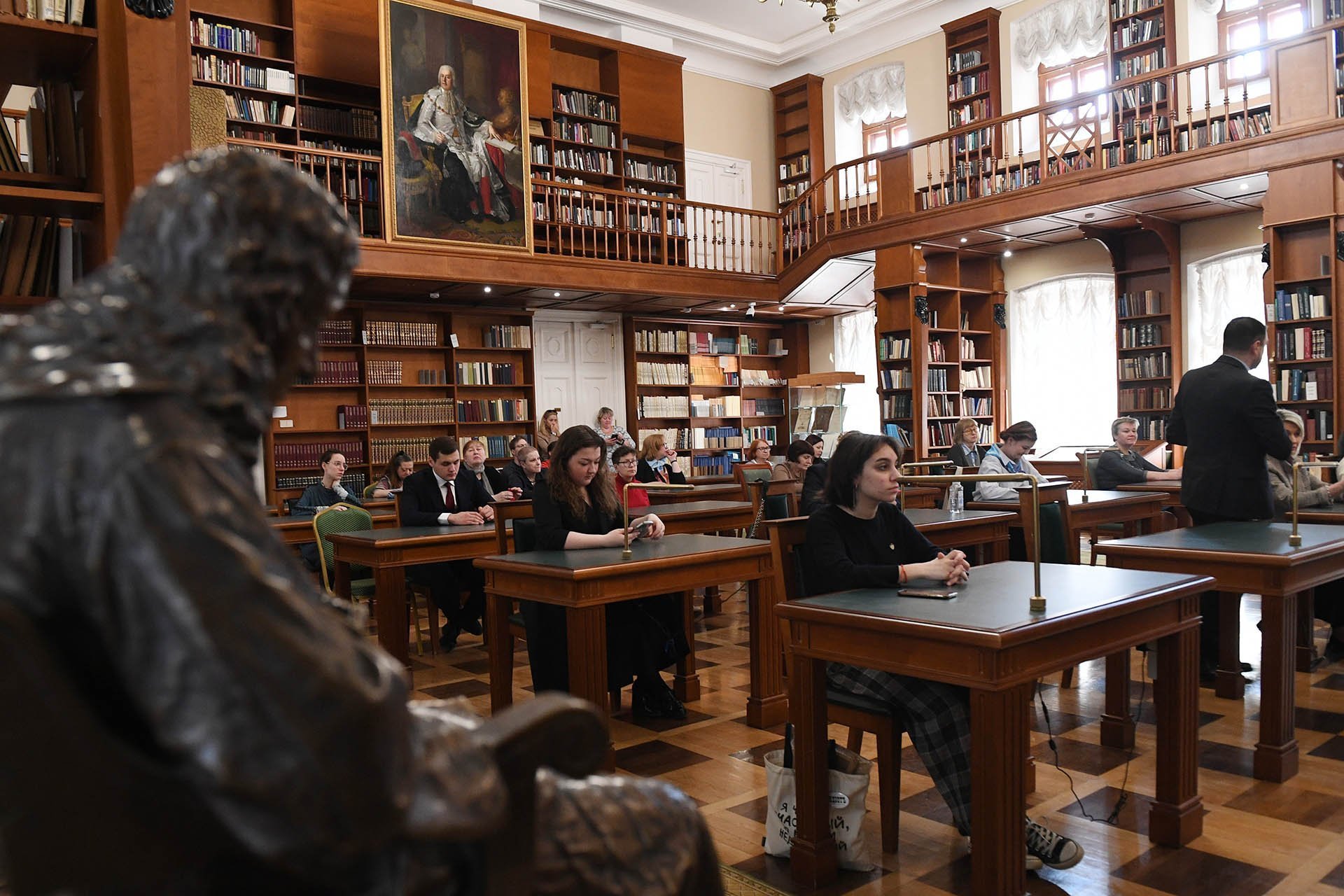Студенты во время лекции в библиотеке