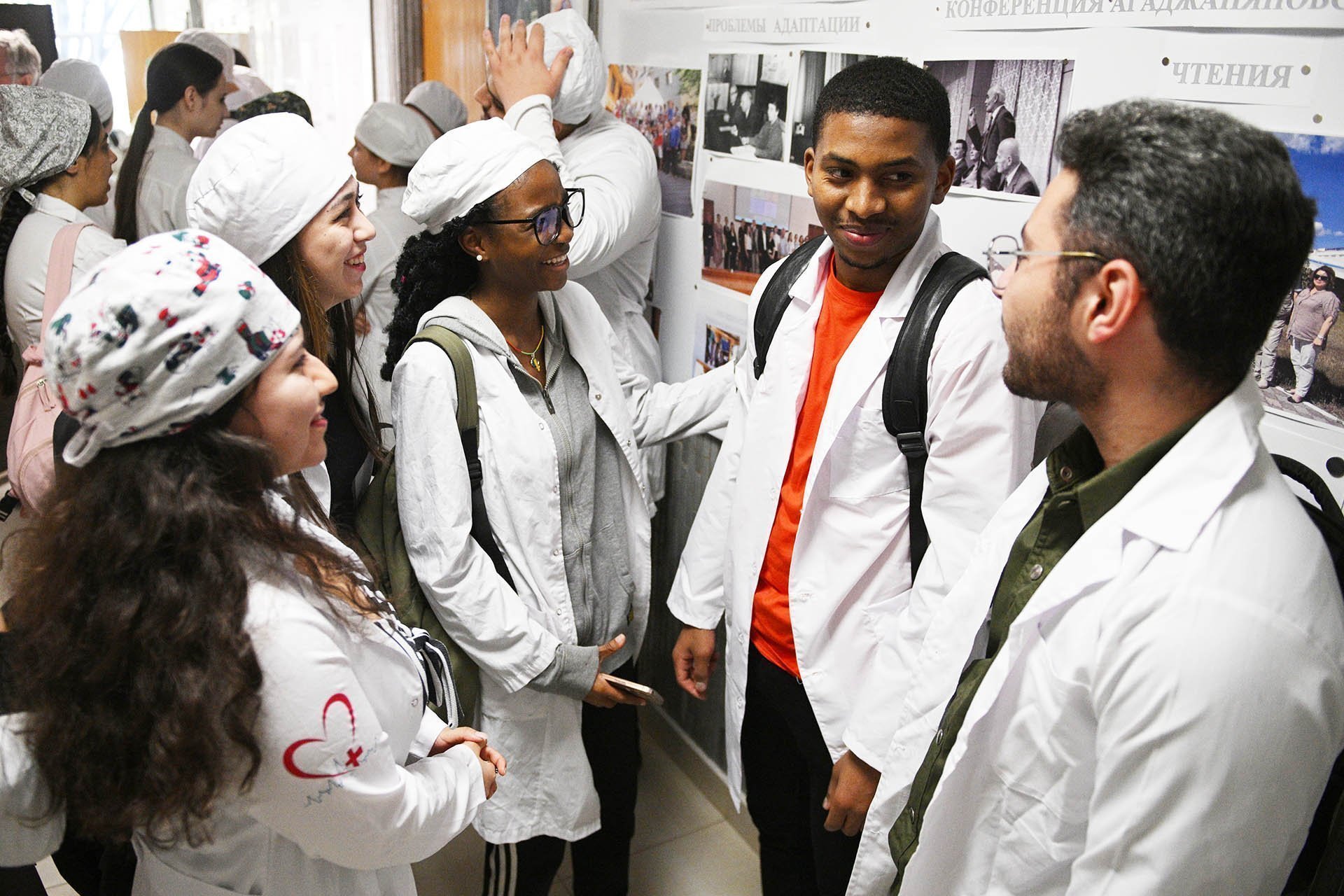 Студенты разных национальностей общаются в коридоре вуза