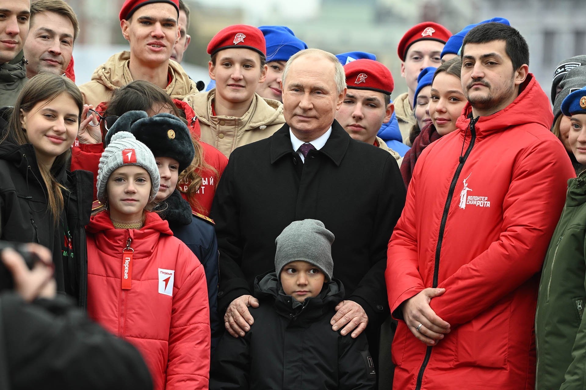 Владимир Путин вручит награду победителю Премии #МЫВМЕСТЕ в День  добровольца – Объясняем.рф