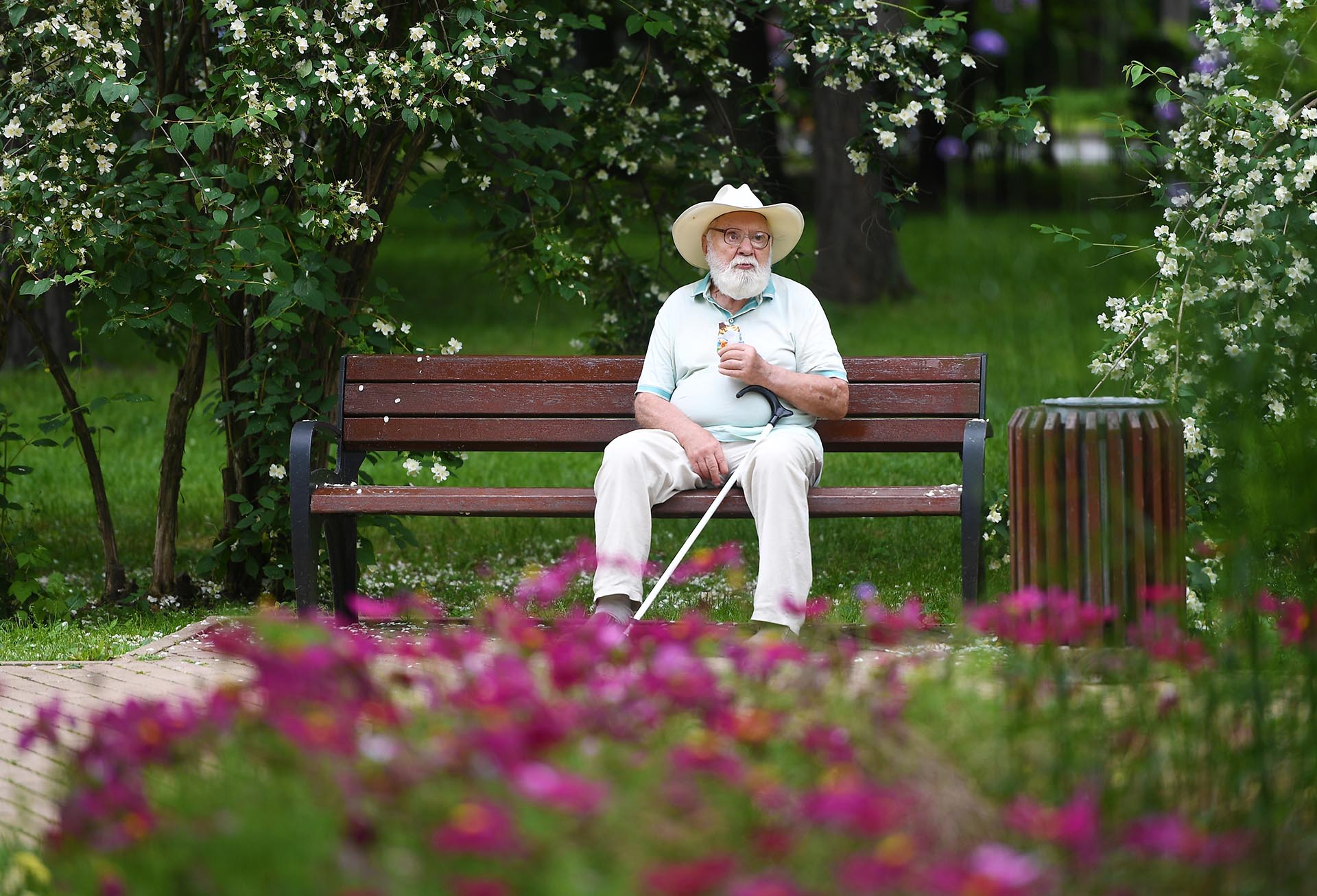 Пожилой мужчина в парке на скамейке