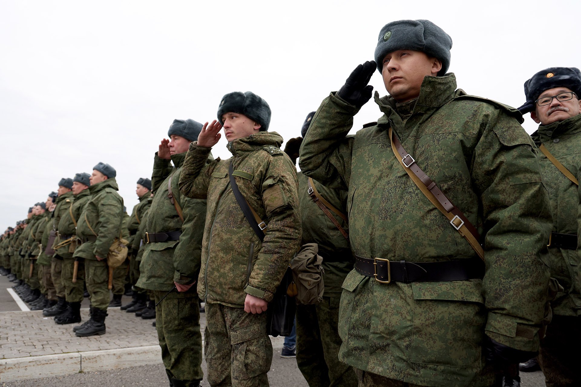 На предприятии выдали удостоверение об отсрочке от призыва на военную  службу по мобилизации на 1 год. Расписался за его получение. Работодатель  требует вернуть удостоверение. У кого должно находиться удостоверение: у  работника или