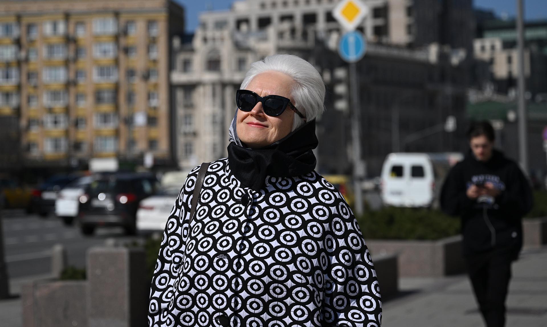 Пожилая женщина на улице в очках