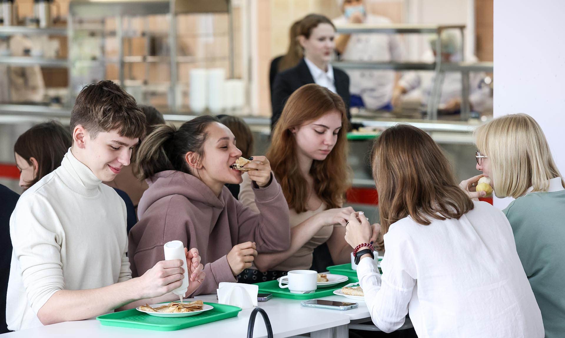 Школьники во время завтрака в столовой