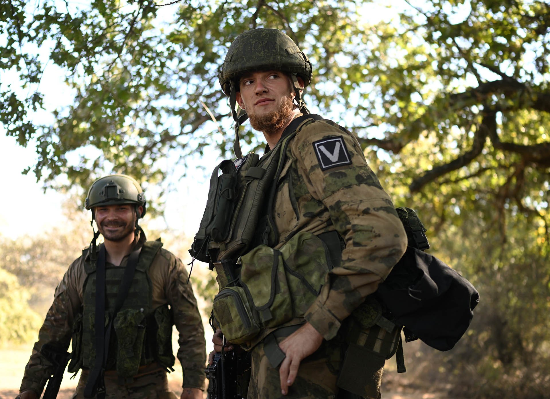 Мужчины в военной форме с нашивкой V на плече