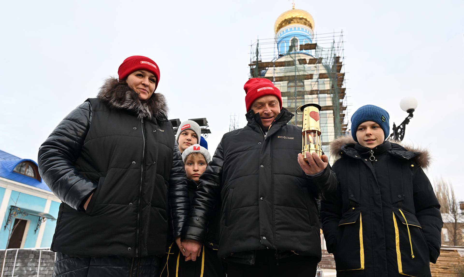 В храм Луганска привезли лампаду с огнем семейного очага «Сердце России» –  Объясняем.рф