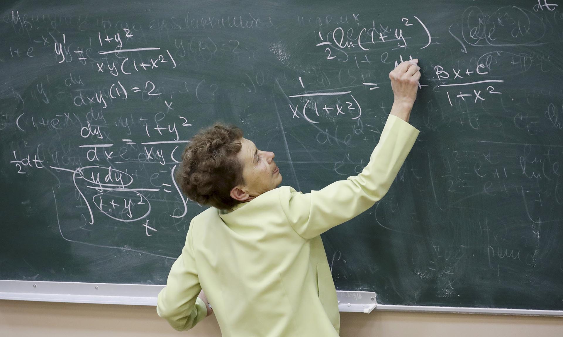 Преподаватель математики в аудитории университета