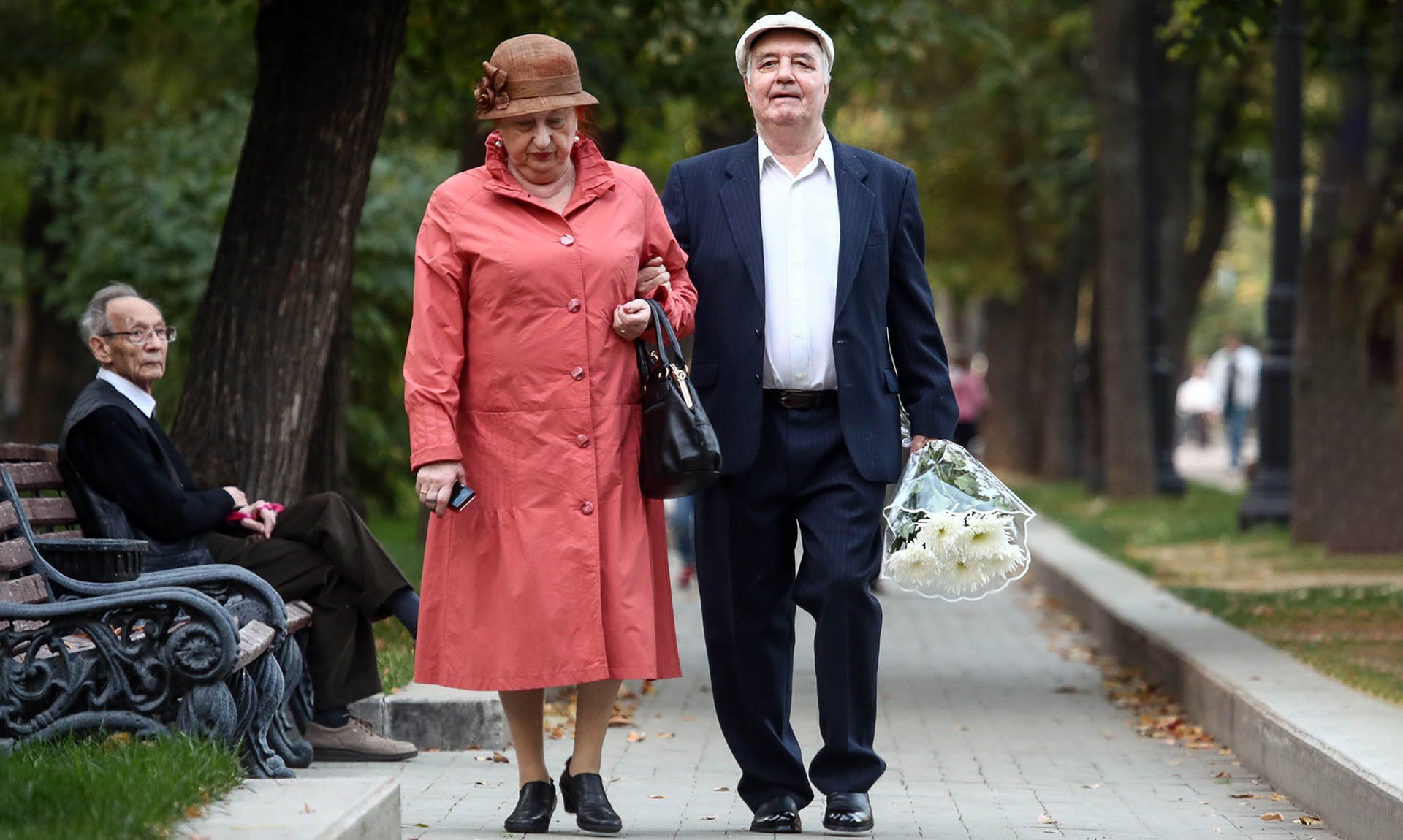 Пенсионеры на улицы города