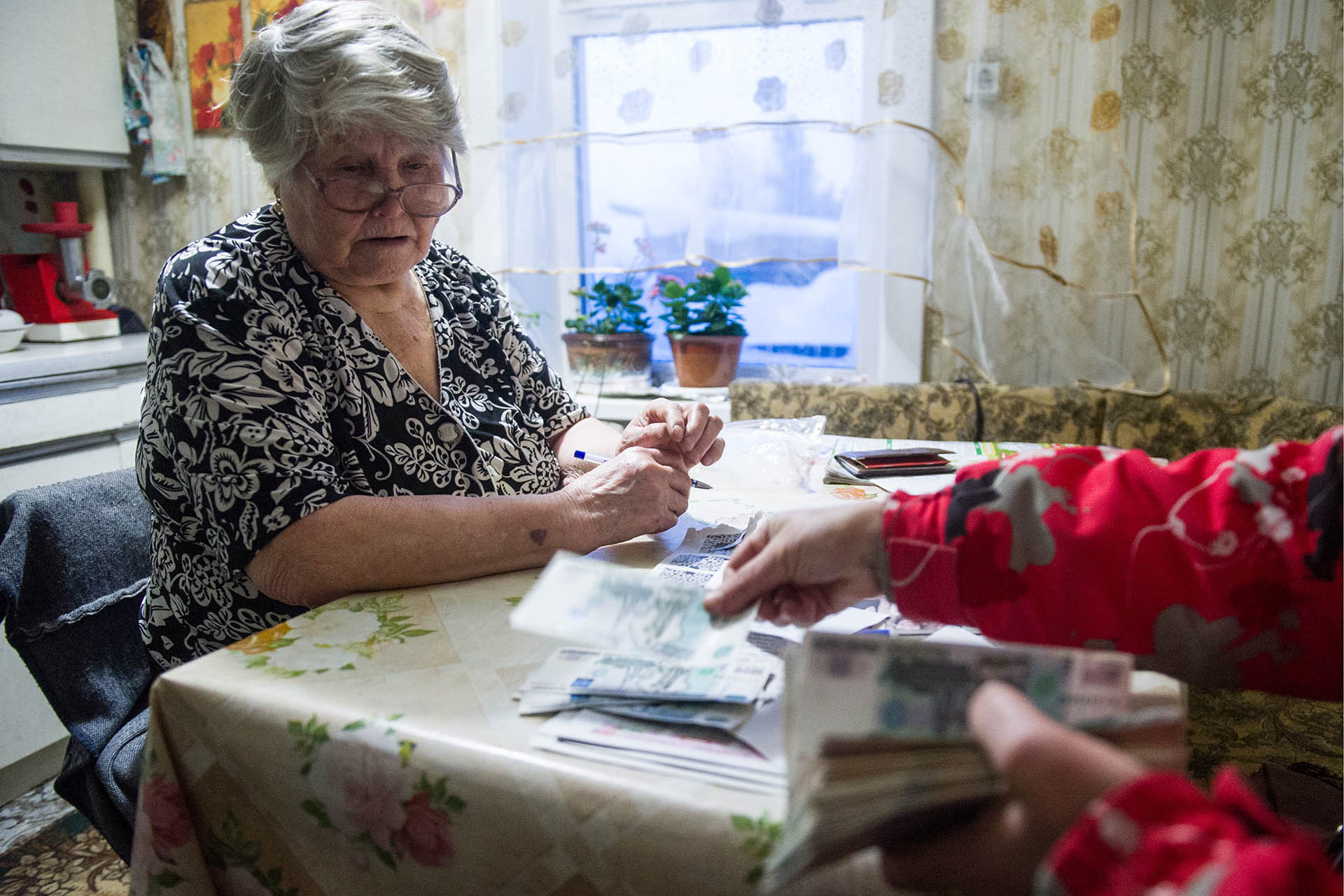 Новогодние выплаты пенсионерам. Пенсия на дом. Почтальон пенсия. Почтальон несет пенсию. Пенсионер и почтальон.