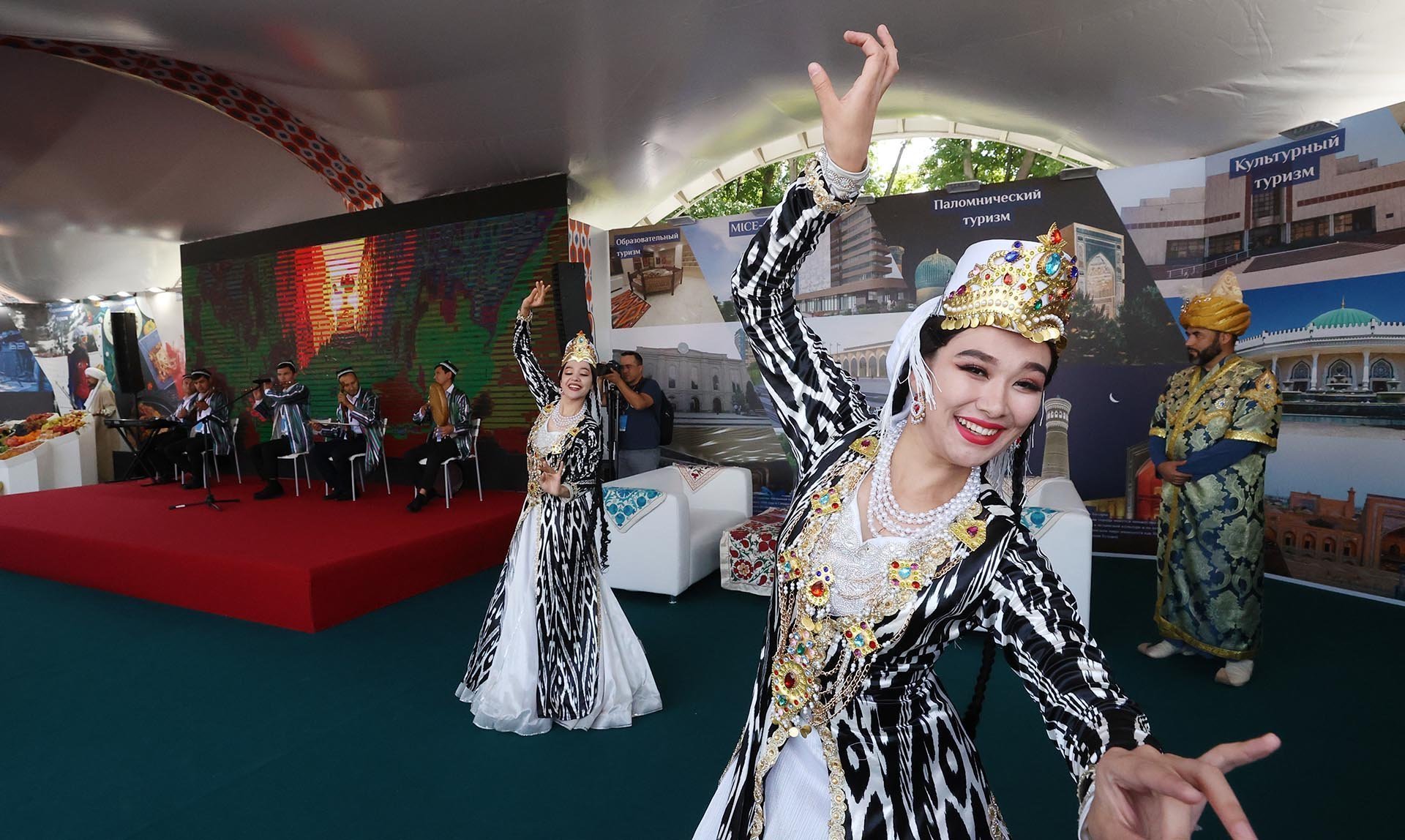 Участницы узбекского национального ансамбля выступают на стенде "Узбекистан"