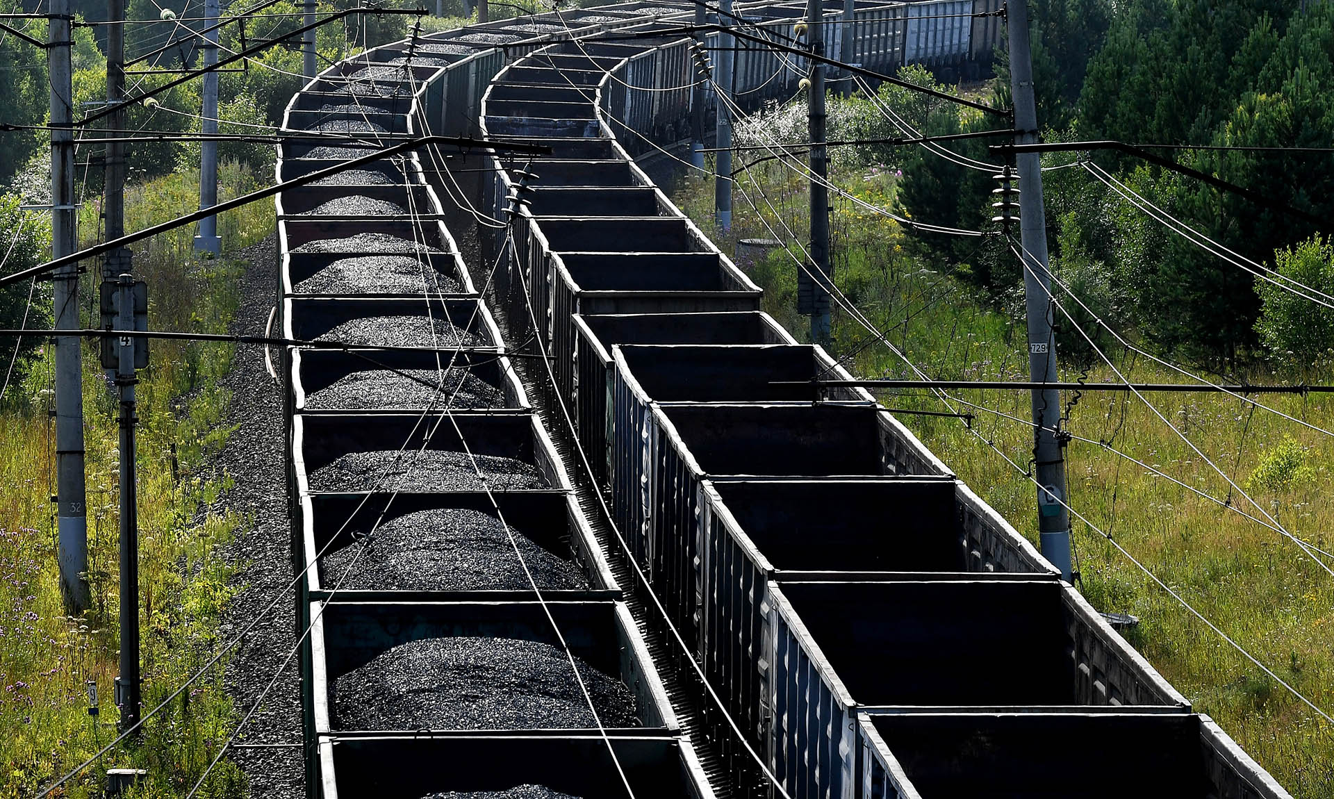 Товарные поезда дальнего следования с вагонами для перевозки угля