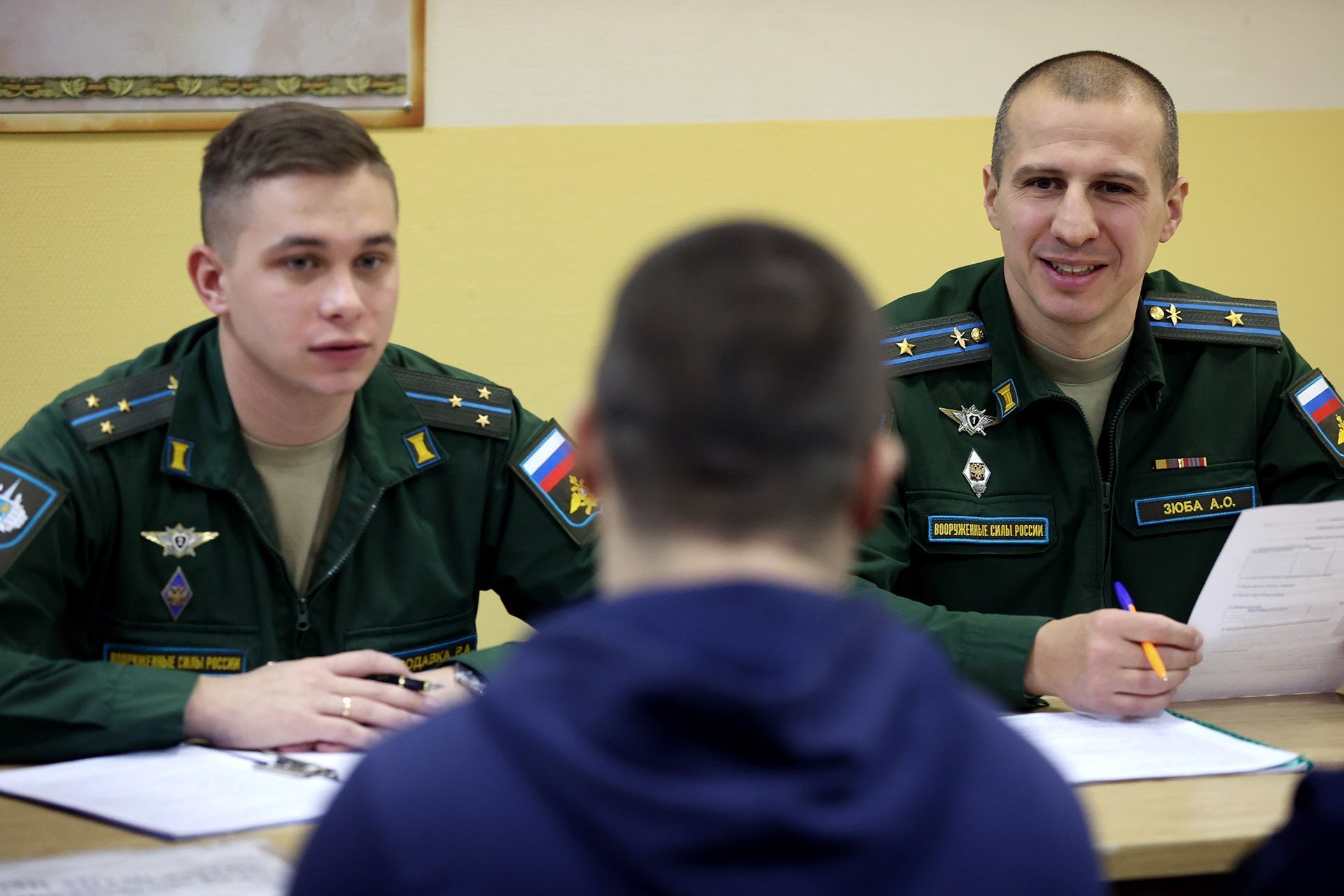 Может ли гражданин Белоруссии, давно проживающий в РФ, пойти служить добровольцем или по контракту в войсках РФ?