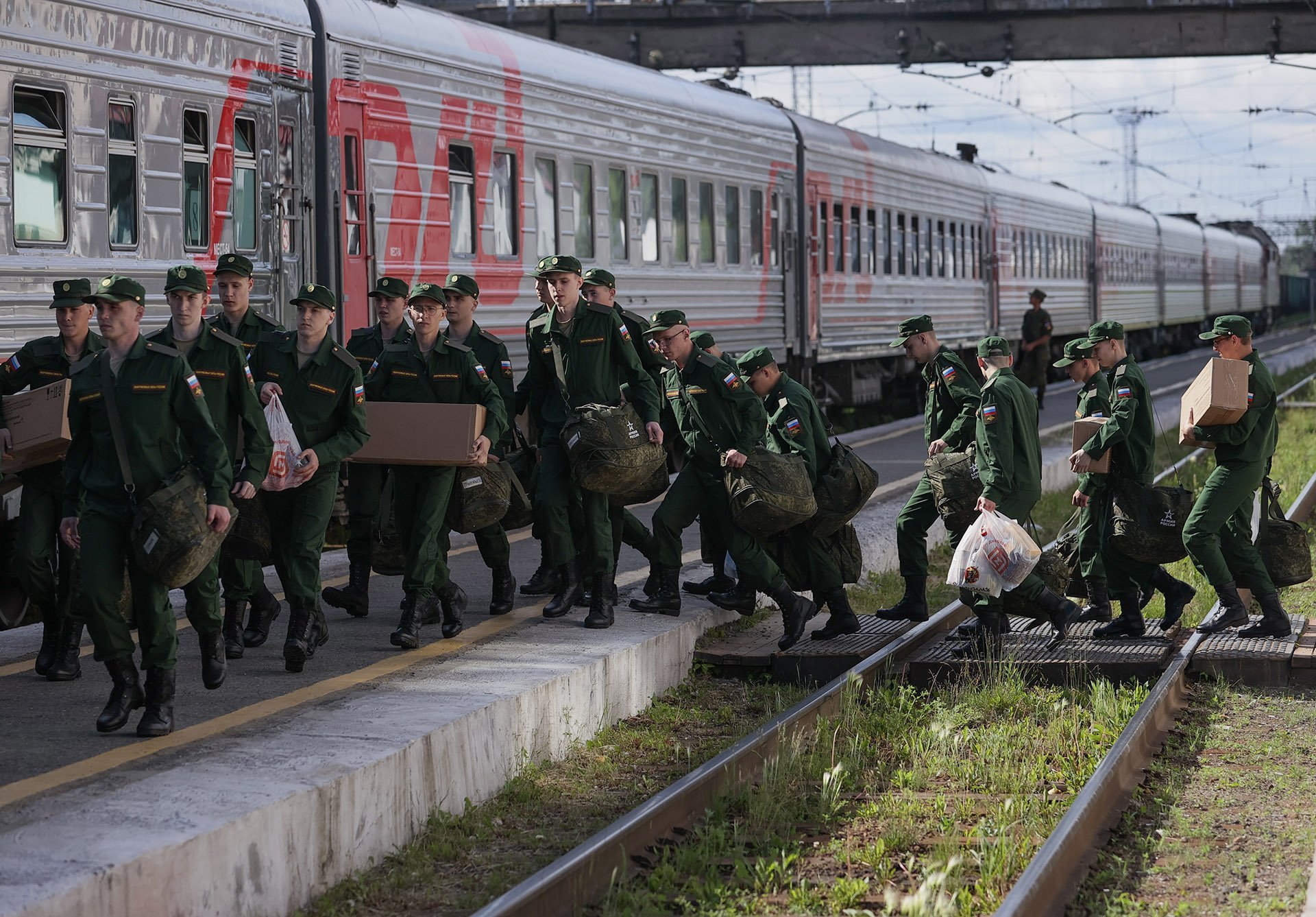 Военные садятся на поезд