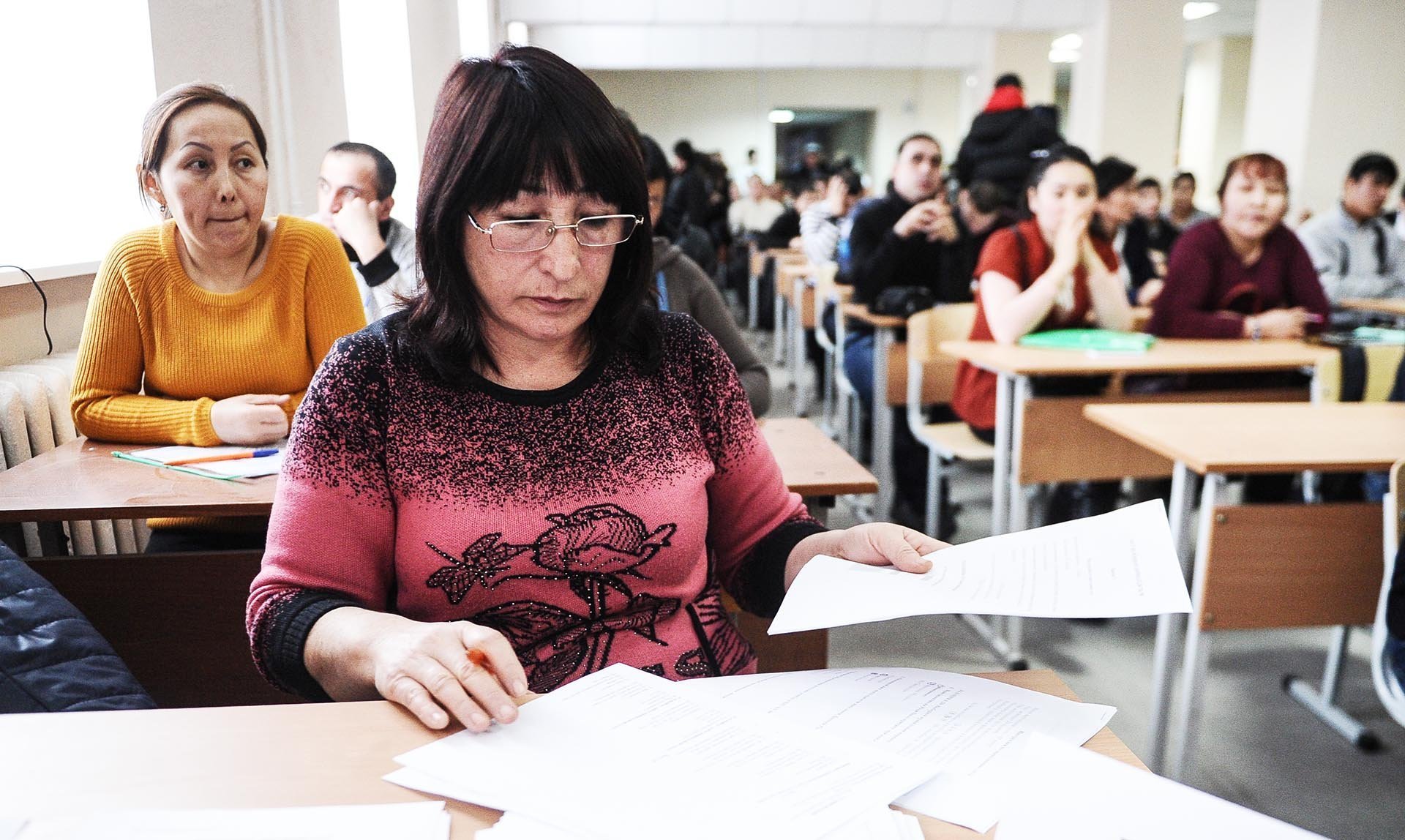 Мигранты во время экзамена на знание русского языка