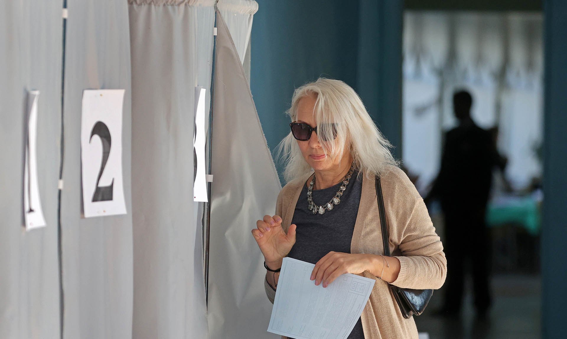 Избирательница голосует на выборах