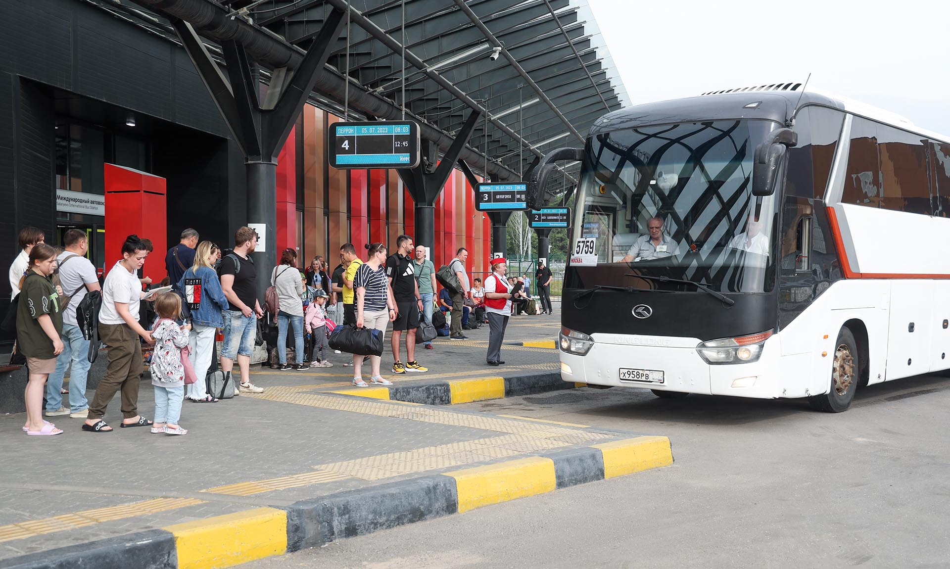 Рейсовый автобус перед отправлением с автовокзала
