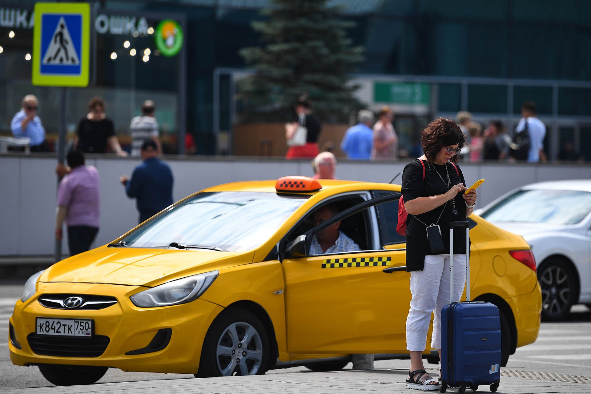 В США женщина угнала такси по пути в аэропорт, так как водитель «ехал слишком медленно» — Нож