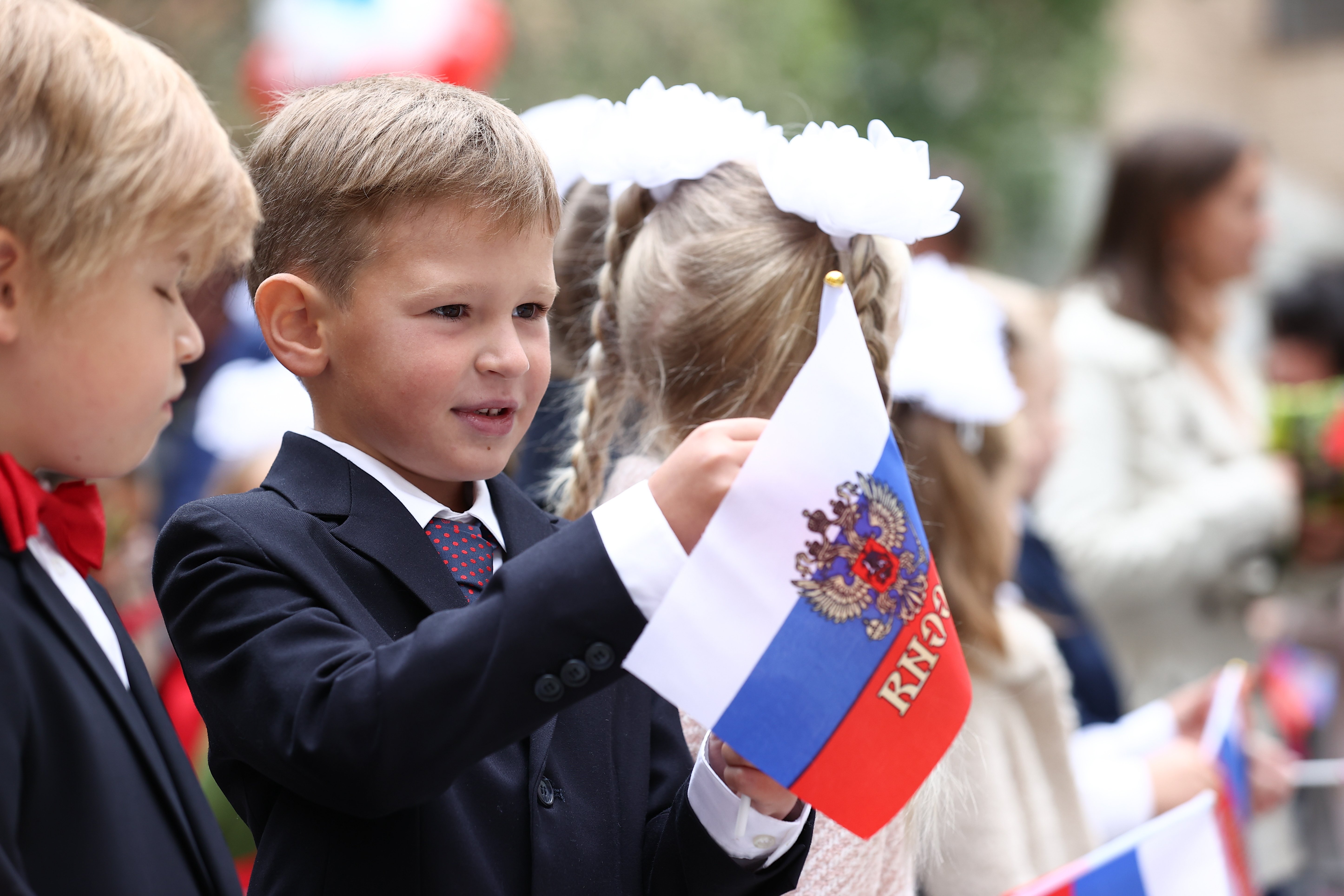 Российские школьники. Школьники. Россия для детей. Флаг России дети и студенты. Продленка фото детей.