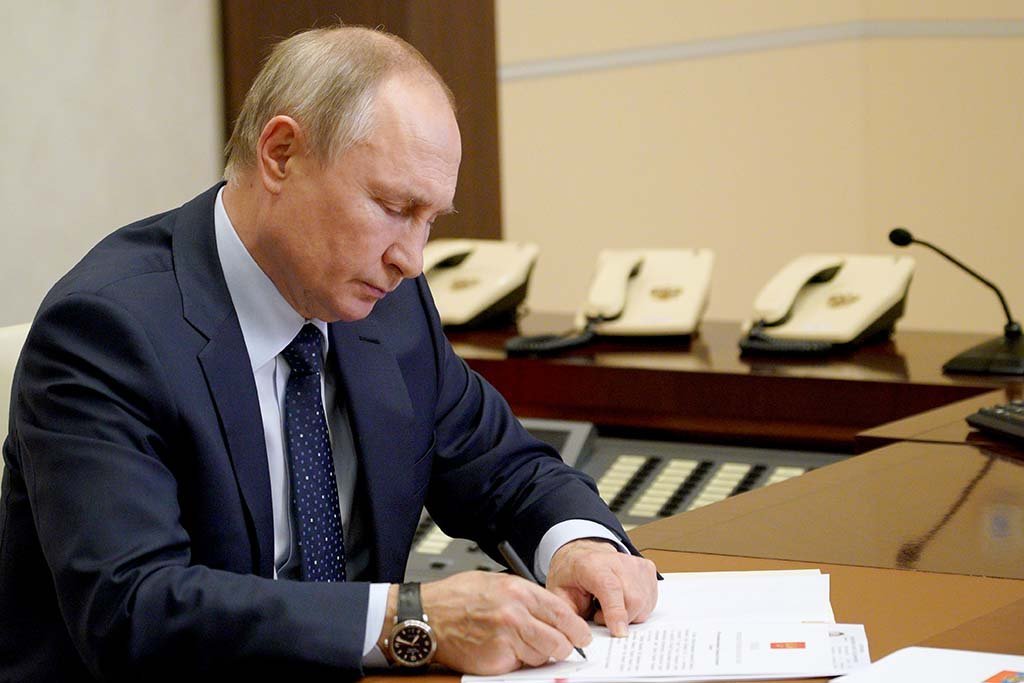Путин подписал закон об отмене НДС на золотые слитки