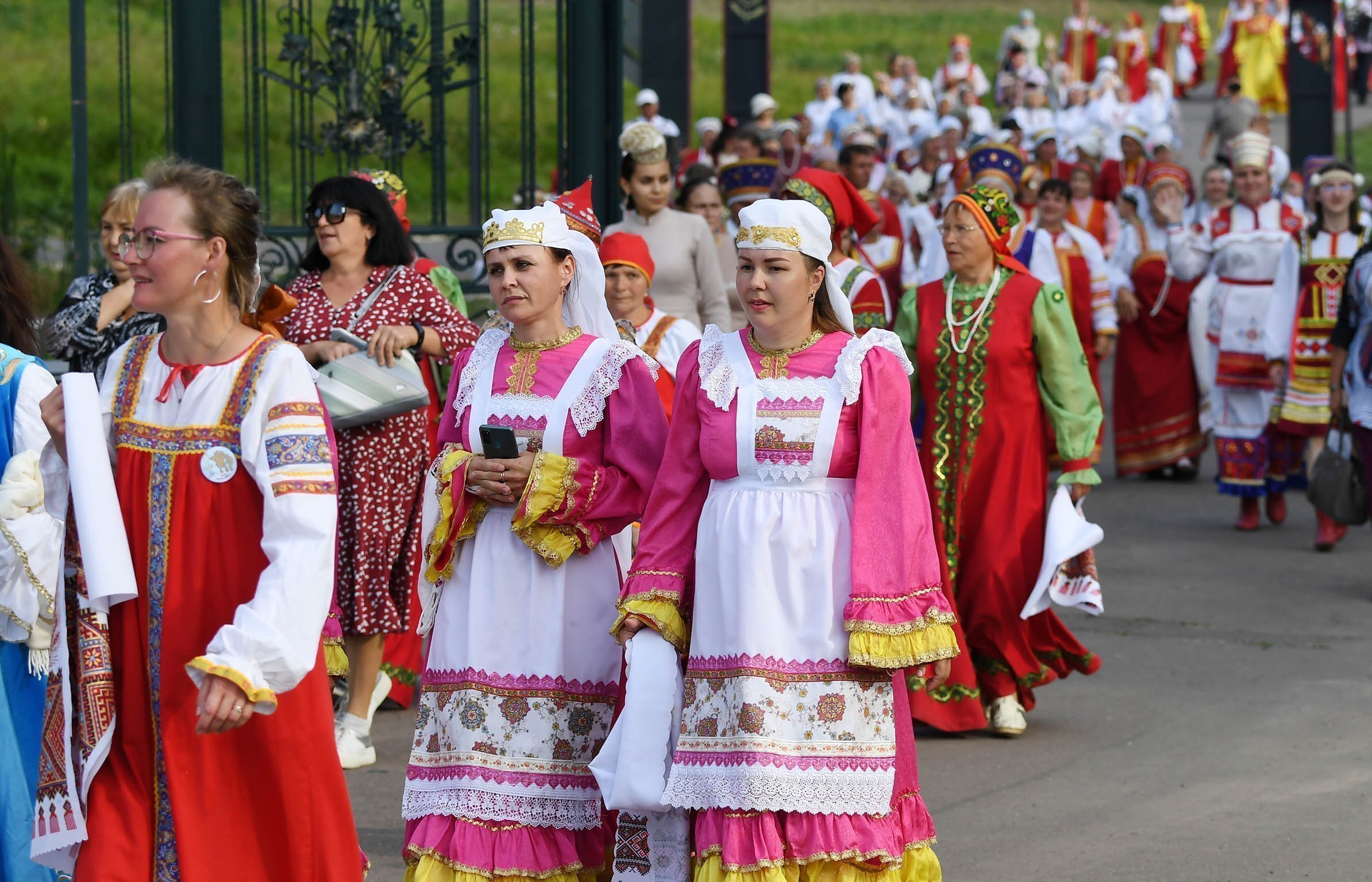 Шествие коллективов разных национальностей в традиционных  костюмах