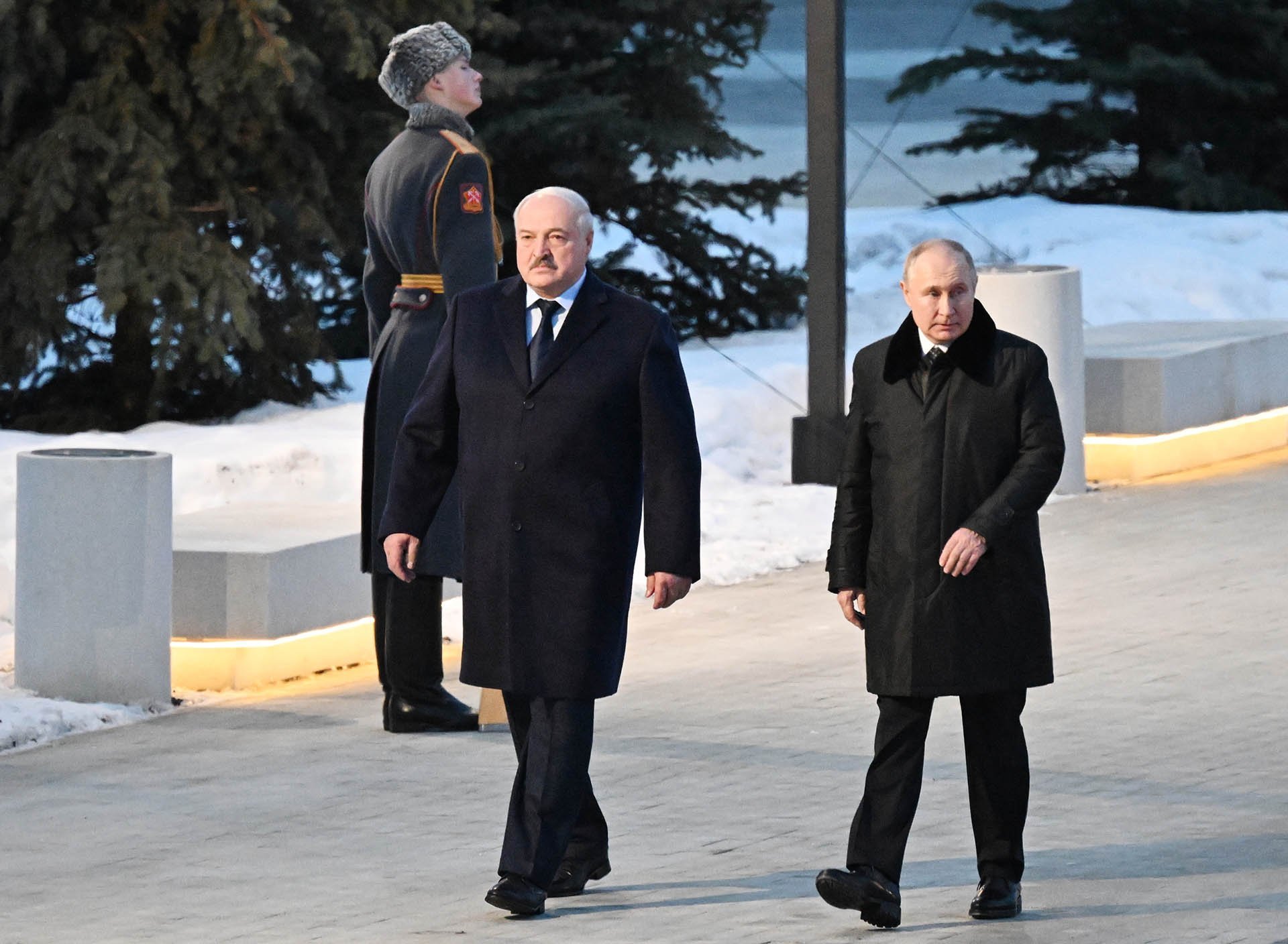 Президент РФ Владимир Путин и президент Белоруссии Александр Лукашенко на церемонии открытия мемориала