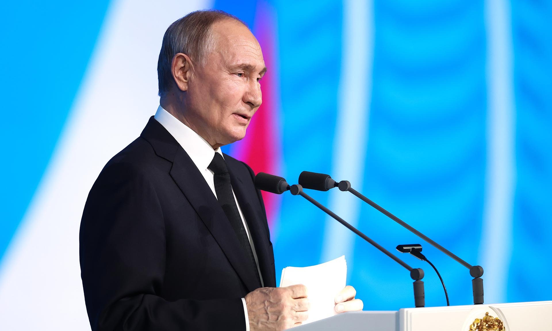 Владимир Путин во время вручения государственных наград
