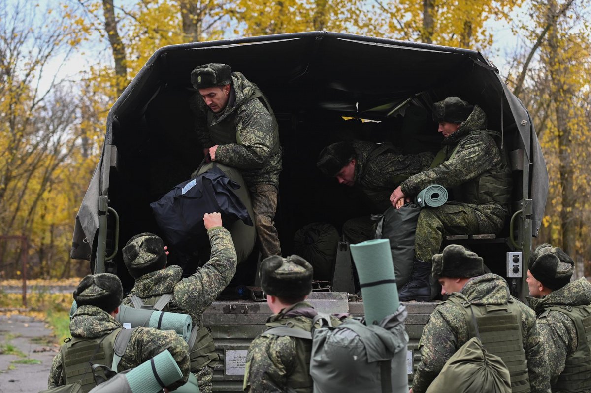 Когда необходимо уехать в воинскую часть после принятия решения о приеме на военную  службу? Объясняем.рф