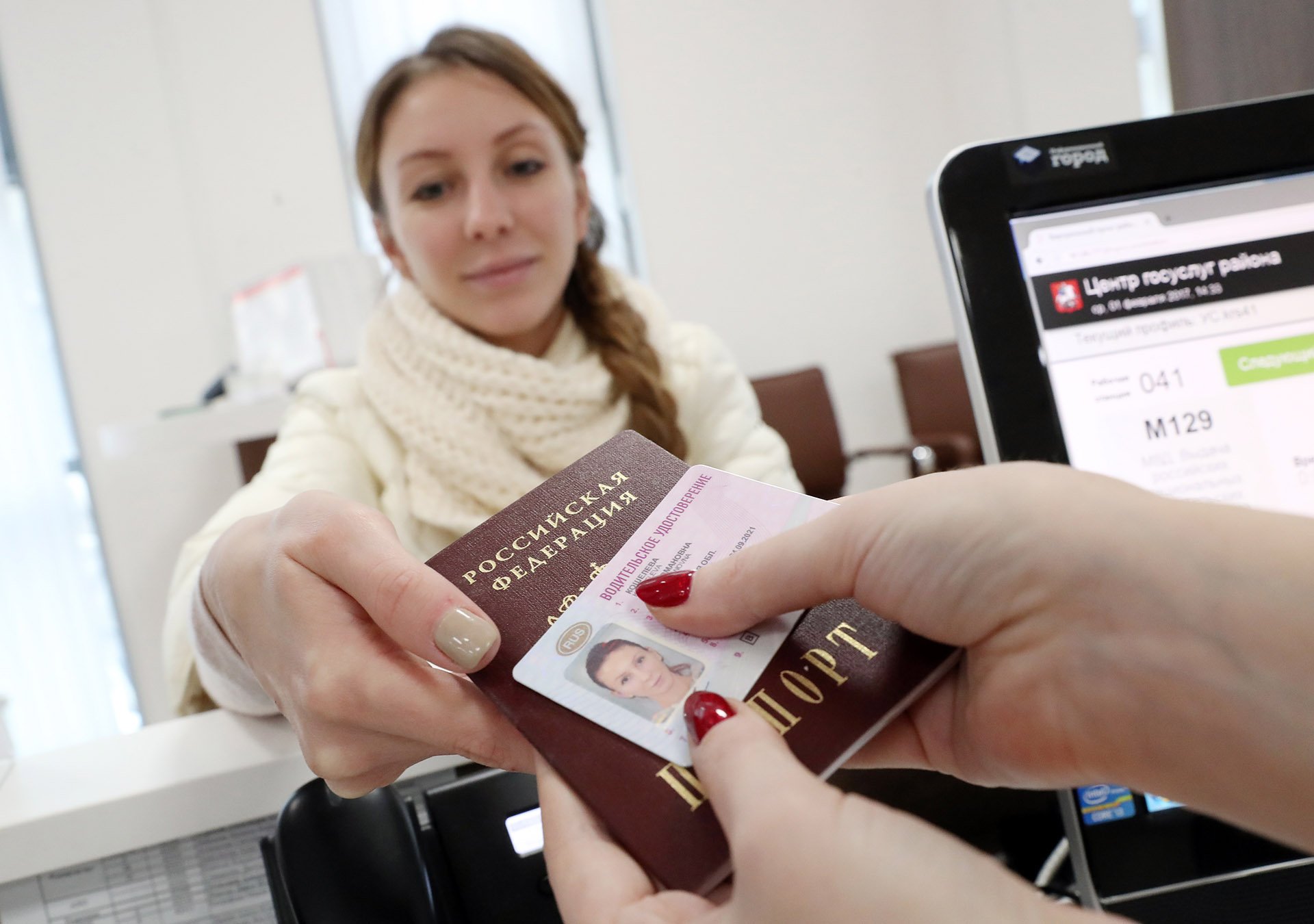 С 1 октября водительские права можно предъявлять в электронном виде –  Объясняем.рф