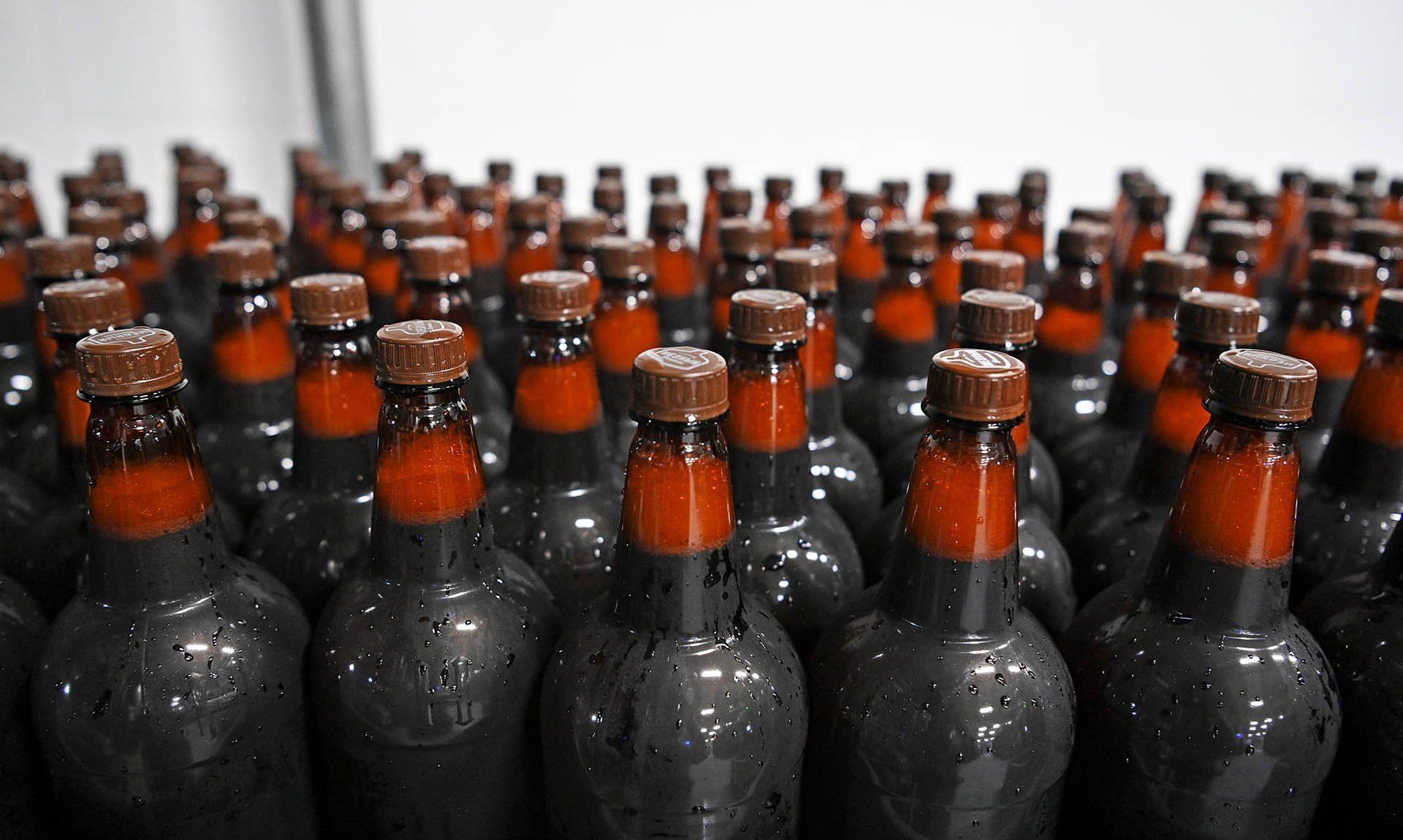 Линия розлива пива в ПЭТ-бутылки в цехе