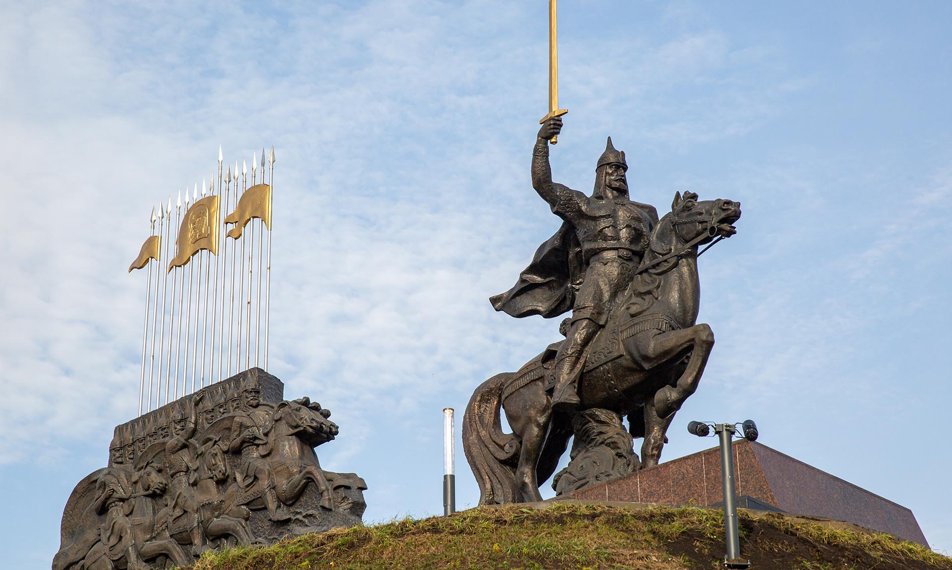Восстановленный памятник князю Игорю