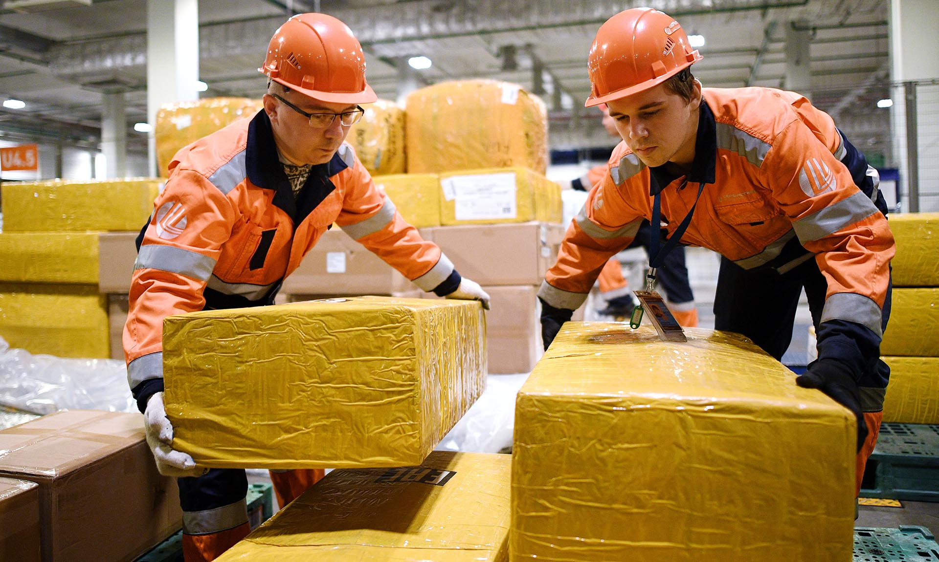 Иностранный бизнесмен. Иностранные специалисты. Незаконная миграция. Иностранные сотрудники. Работники иностранцы.