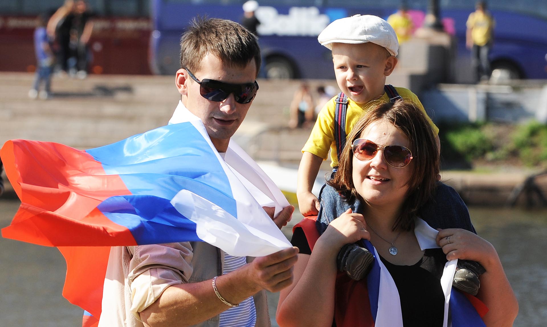 Семья с ребенком и российским флагом